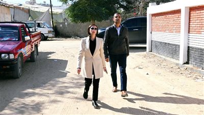 محافظ البحيرة تستمع لشكوى المواطنين بقرية مهنا سيرا على الأقدام