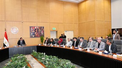 وزير الإسكان يتابع موقف تنفيذ شقق 