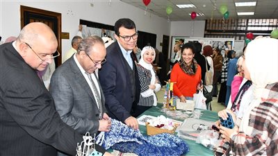 افتتاح معرض المواهب الطلابية بكلية الألسن بجامعة القناة (صور)