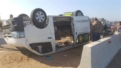 إصابة 4 أشخاص إثر انقلاب ميكروباص في المنيا