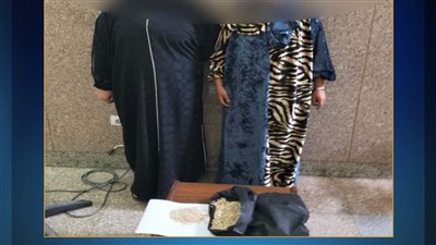 ضبط أقراص مخدرة أسفل ملابس راكبتين في مطار القاهرة 