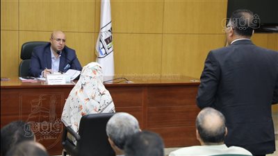 محافظ بني سويف يوجه بصرف مساعدات لبعض المواطنين