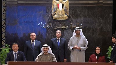 تحالف مصري إماراتي صيني، توقيع مذكرة تفاهم لإنشاء مصنعَين لإنتاج خلايا الطاقة الشمسية 