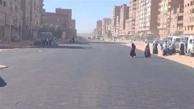 تنفيذ أعمال رصف في منطقة الربط بالجيزة (صور)