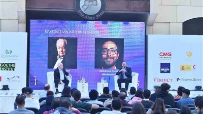 مهرجان القاهرة السينمائي يكرم المخرج العالمي جيم شيريدان ويمنحه الهرم الذهبي