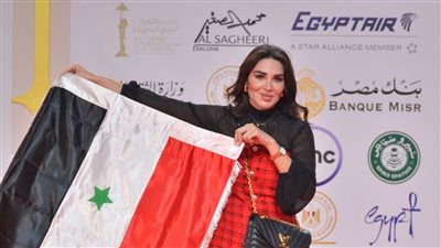 سارة نخلة ترفع علم سوريا على السجادة الحمراء لفيلم سلمى بـ 