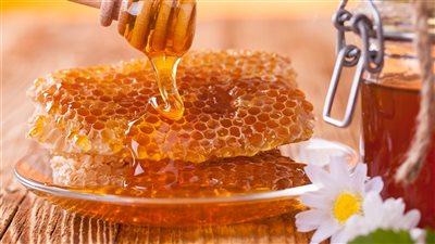 فوائد شمع العسل، يعالج نزلات البرد والانفلونزا ويحارب الالتهابات بالجسم 