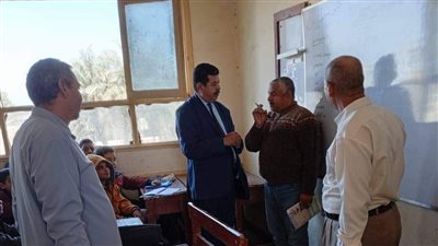 مدير تعليم سوهاج يتابع التقييمات الشهرية بمدرسة علي بن أبي طالب بإدفا