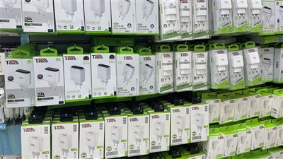 أسعار إكسسوارات المحمول بشارع العطار في العتبة.. الشواحن تبدأ من 35 جنيهًا والسماعات بـ 25.. والجرابات والكابلات «بالقائمة» (فيديو وصور)