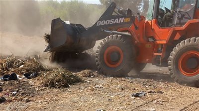 رفع 45 طن أتربة بالزينية شمال الأقصر (صور)