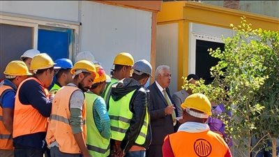 الكشف الطبي على 50 شخصا من العمالة غير المنتظمة ضمن مبادرة بداية بأسيوط 