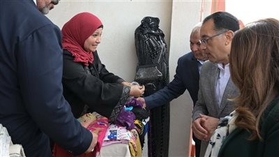 مدبولي يتفقد القرية التراثية بالخارجة ومعرض 