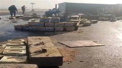 انقلاب سيارة نقل محملة بالسمن على الطريق الإقليمي بالشرقية (صور)