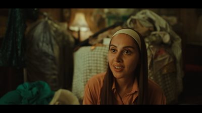 ياسمين رئيس تهدي فستان زفافها الأبيض لإحدى الفتيات لتشاركها فرحة العمر