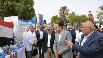 مدبولي يتفقد اصطفاف المعدات الخاصة بقطاع مياه الشرب والصرف الصحي بمدينة الخارجة (صور) 