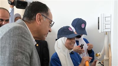 رئيس الوزراء يتفقد 