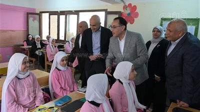 قال بيقولوا السيسي عمل ايه، مدبولي يستمع لقصيدة من طالبة بالوادي الجديد (صور) 