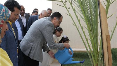 مدبولي يغرس نخلة أثناء تفقده المدينة الشبابية بالخارجة (صور) 