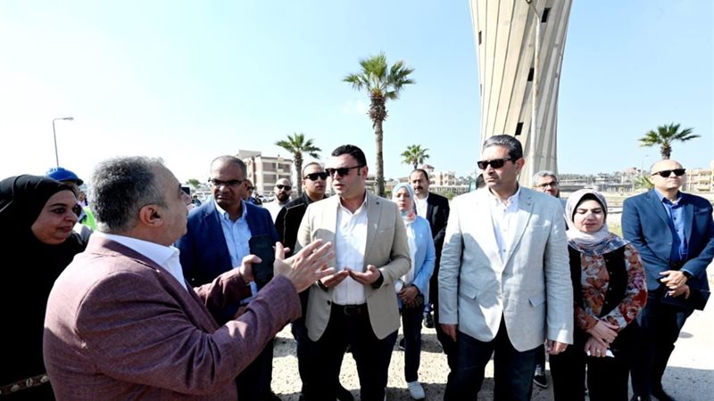 وزير الإسكان شريف