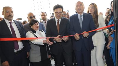 وزير الثقافة ومحافظ القاهرة يفتتحان 