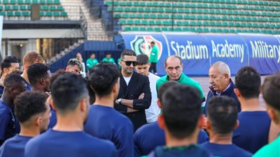 كامل أبو علي يحضر مران المصري استعدادًا لمباراة الزمالك (صور)