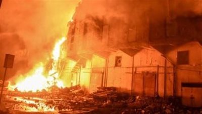 المعمل الجنائى يفحص حريق مخزن بلاستيك في الساحل