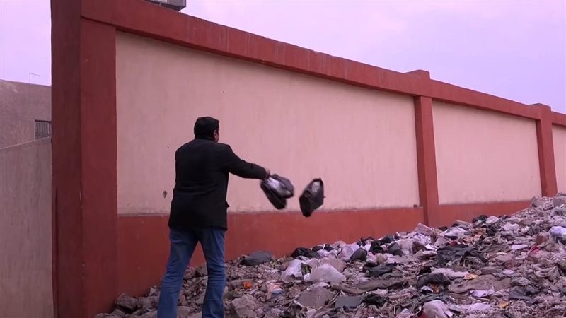 القاء الزبالة على
