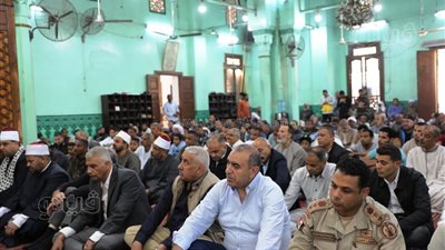 محافظ أسوان لأهالي كوم أمبو: مصلحة المواطن في مقدمة الأولويات (صور)