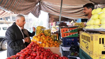 محافظ أسوان يتفقد سوق شارع بورسعيد ويوجه بإزالة الإشغالات (صور)