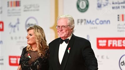 حسين فهمي وزوجته أول الحضور على ريد كاربت ختام القاهرة السينمائي (فيديو)