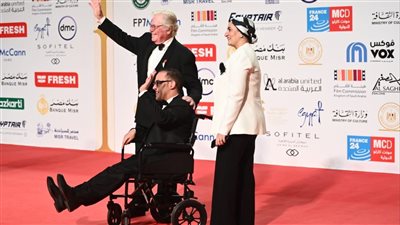 لقطة إنسانية لحسين فهمي على ريد كاربت ختام مهرجان القاهرة السينمائي (صور)