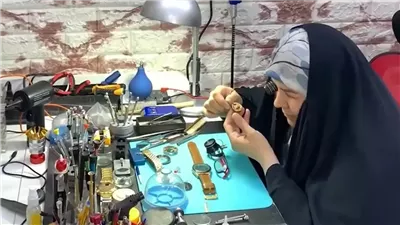 امرأة تكسر احتكار الذكور لمهنة تصليح الساعات في العراق 