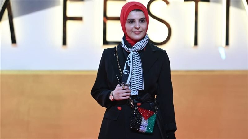 سيدة ترتدي حقيبة
