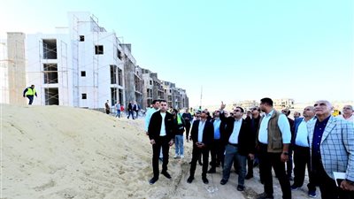 وزير الإسكان يتفقد العمل بمشروع البحيرة بـ
