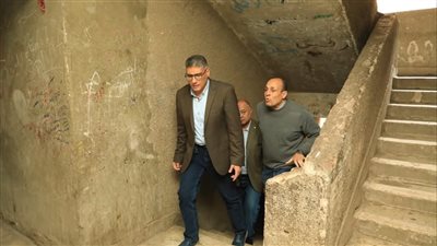 محافظ الجيزة يتفقد مساكن أرض عزيز عزت بإمبابة لحل أزمة تسرب المياه بالبدرومات (صور)