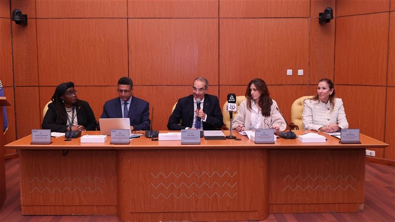 وزير الاتصالات خلال