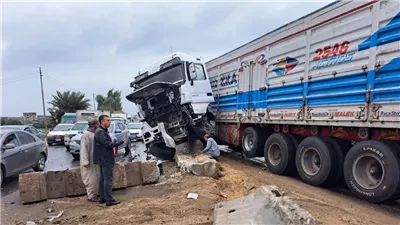 انقلاب سيارة نقل محملة بـ 12 طن بطاطس بالمنيا