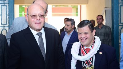 رئيس جامعة سوهاج يتفقد تدريبات ذوي الهمم بمركز الحرف 