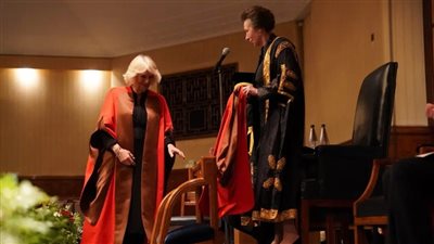 شقيقة الملك تشارلز تحرج زوجته كاميلا وتمنعها من كسر البروتوكول 