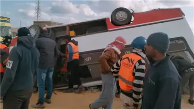 مصرع سائق وإصابة 3 آخرين في انقلاب ميني باص مدارس بالمعادي 