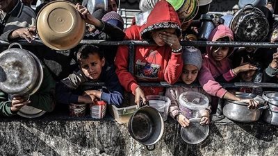 أسوشيتد برس تسلط الضوء على فلسطينية وأبنائها يأكلون ورق الأشجار بسبب الجوع 