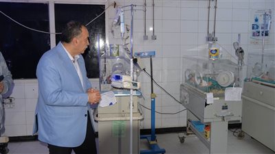 محافظ أسيوط يوجه بسرعة إصلاح حضانات الأطفال المبتسرين بمستشفى ديروط (صور) 