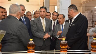 وزير التموين ومحافظ الغربية يتفقدان شركة طنطا للزيوت والصابون 