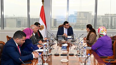 وزير الإسكان يلتقي مسئولي مجموعة النساجون الشرقيون الصناعية 
