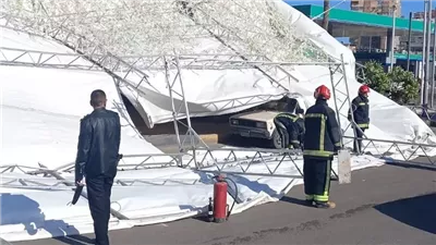 سقوط جمالون ولوحات إعلانات بسبب الرياح الشديدة في الإسكندرية (صور)