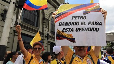 مظاهرات حاشدة تطالب برحيل الرئيس بيترو في كولومبيا
