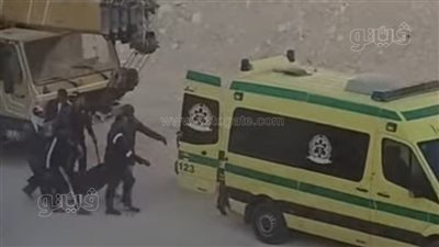 انتشال جثة أحد ضحايا حادث جبل طروان بالوادي الجديد (صور)