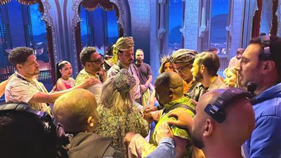 مد عرض مسرحية 