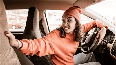 5 أخطاء للفتيات عند قيادة السيارة 