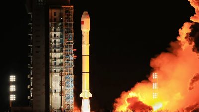 الصين تطلق قمرين اصطناعيين جديدين إلى الفضاء (فيديو)